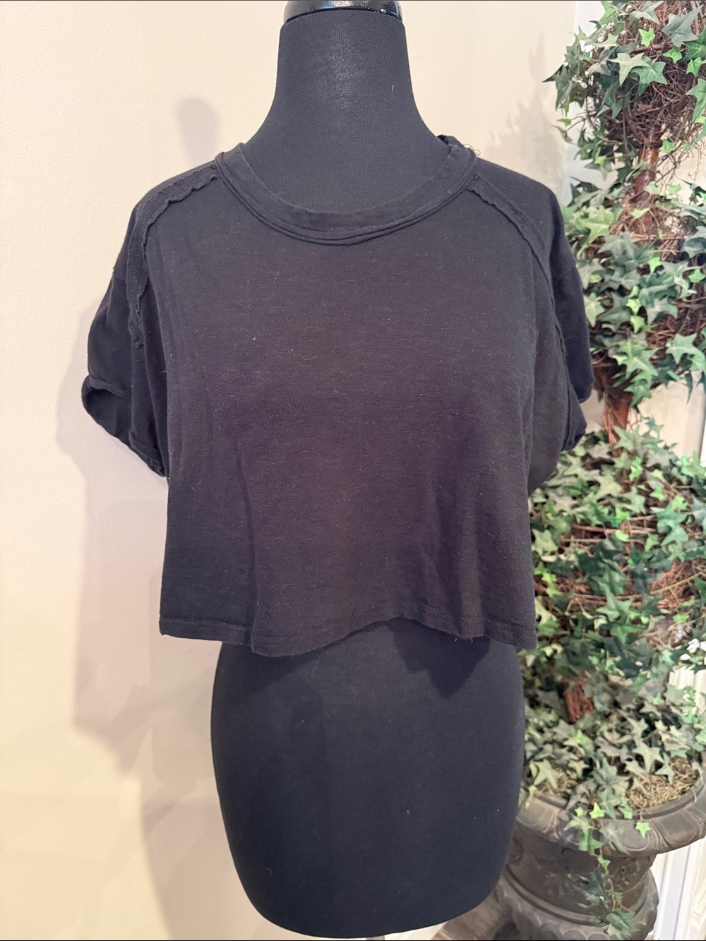 Women's Cropped Tee in Black - Casual Short Sleeve Top size Medium